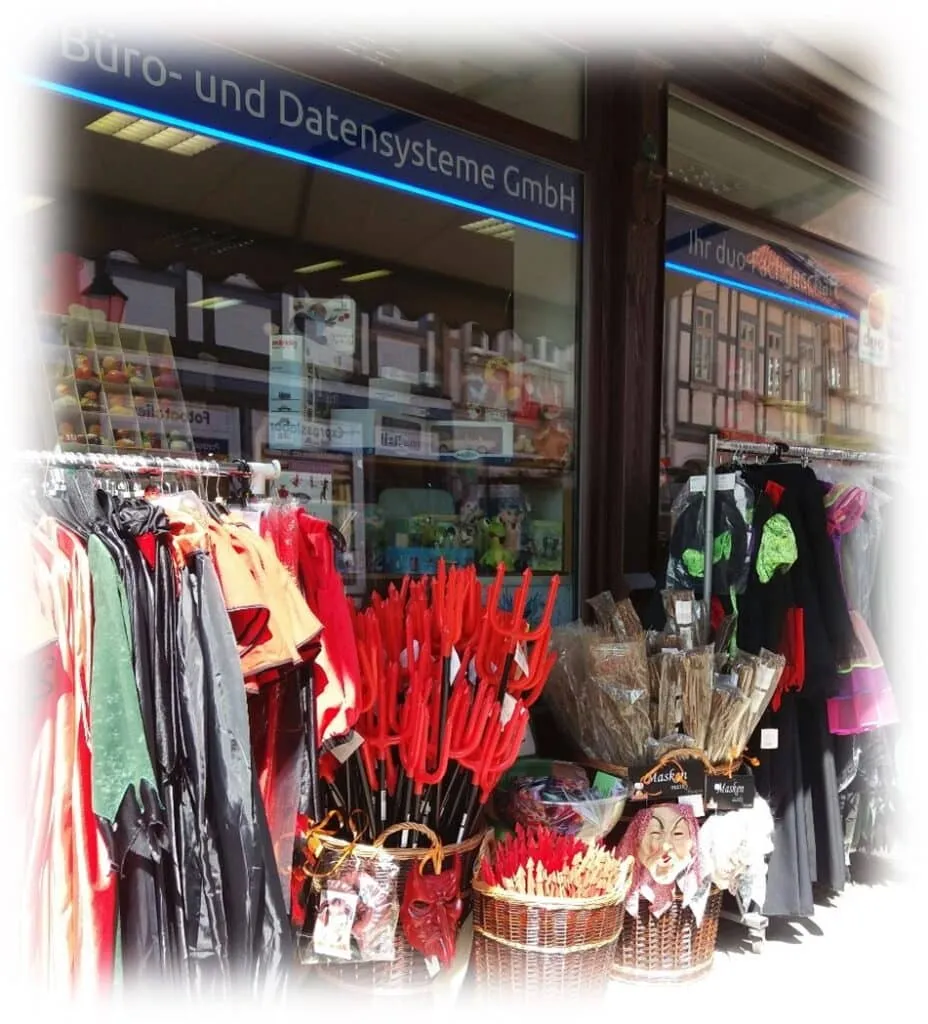 Hexenkostüme vor dem Laden in Wernigerode